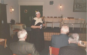 Eibertje (Gerrie Rekers) praat op 28 maart 1991 de avond aan elkaar tijdens de avond van de Streektaal