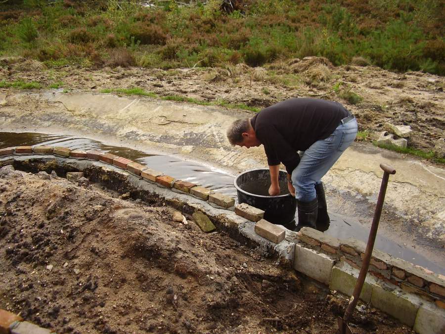 Henk Bouw, repareert eiland in vijver Halve Maan
