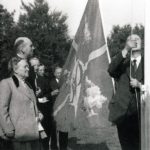 20200416 Het hijsen van de vlag Horsterhoek Vierhouten