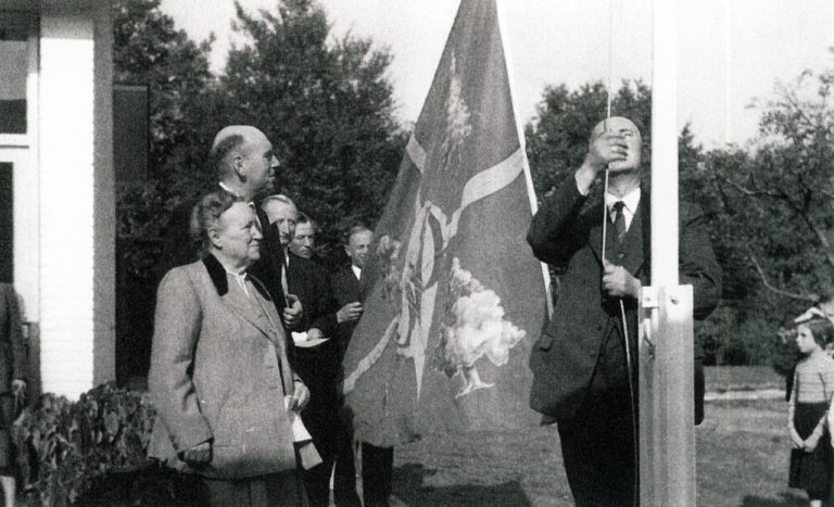 20200416 Het hijsen van de vlag Horsterhoek Vierhouten